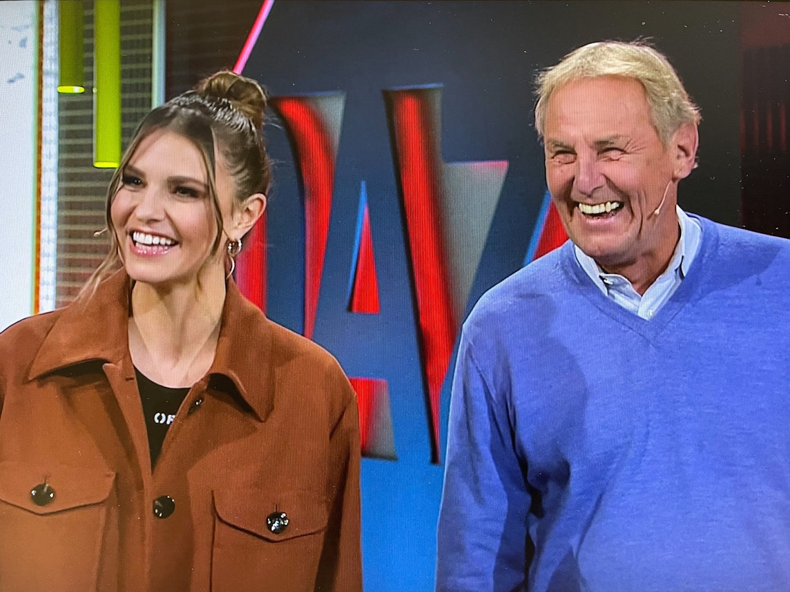 Laura Wontorra und Vater Jörg in der DAZN-Sendung „Der Spieltag“