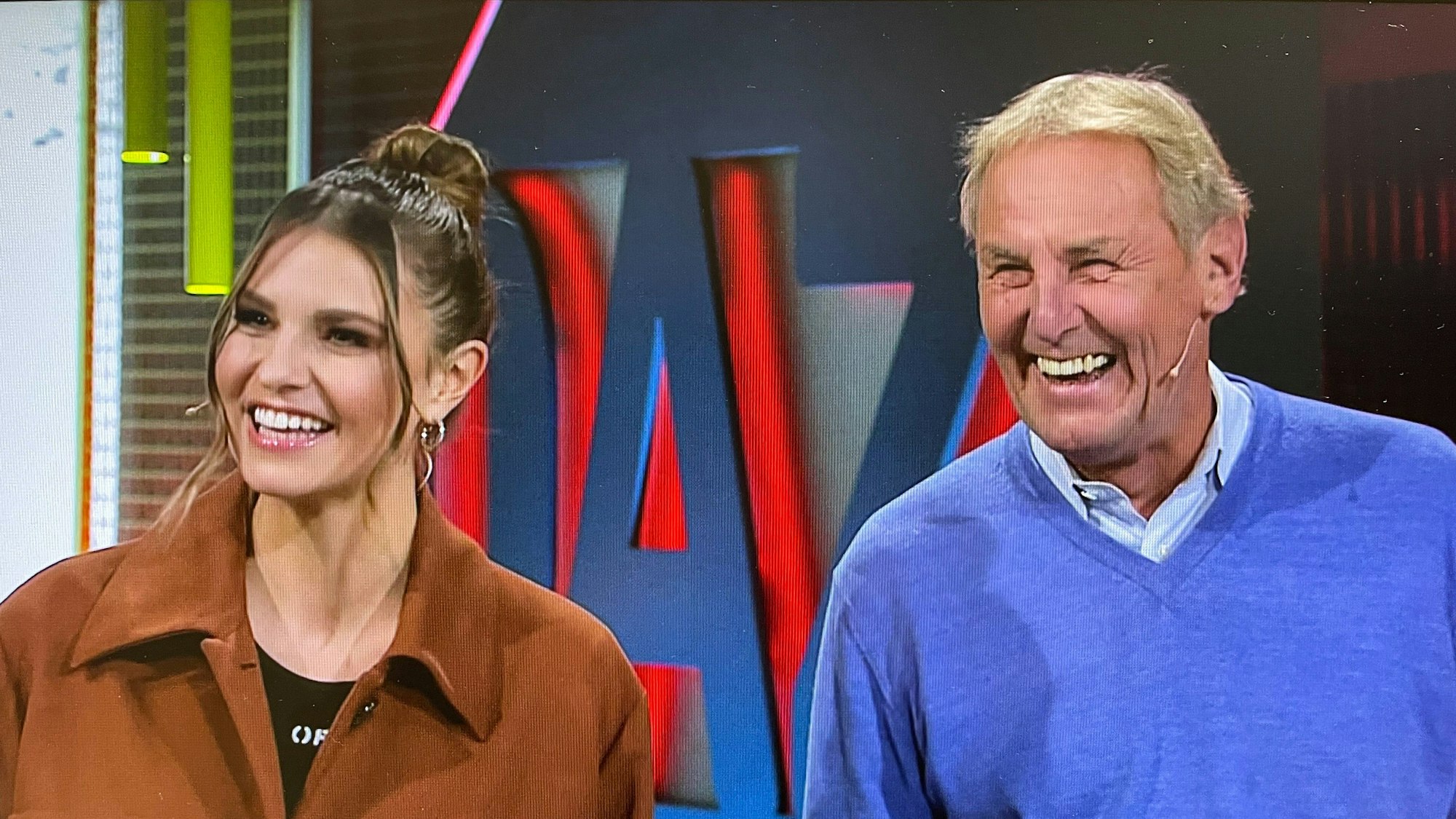 Laura Wontorra und Vater Jörg in der DAZN-Sendung „Der Spieltag“