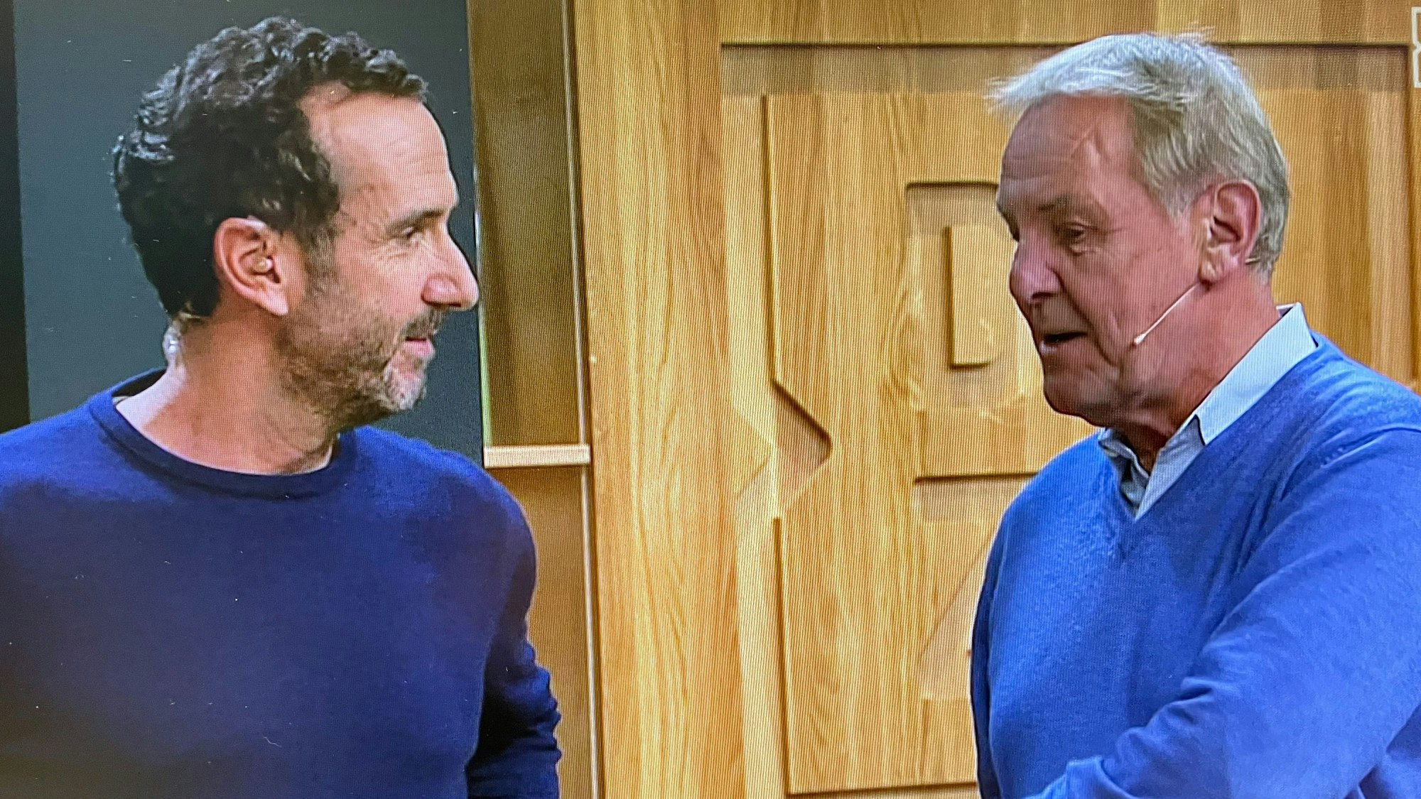 Moderator Elmar Paulke (l.) spricht mit Jörg Wontorra