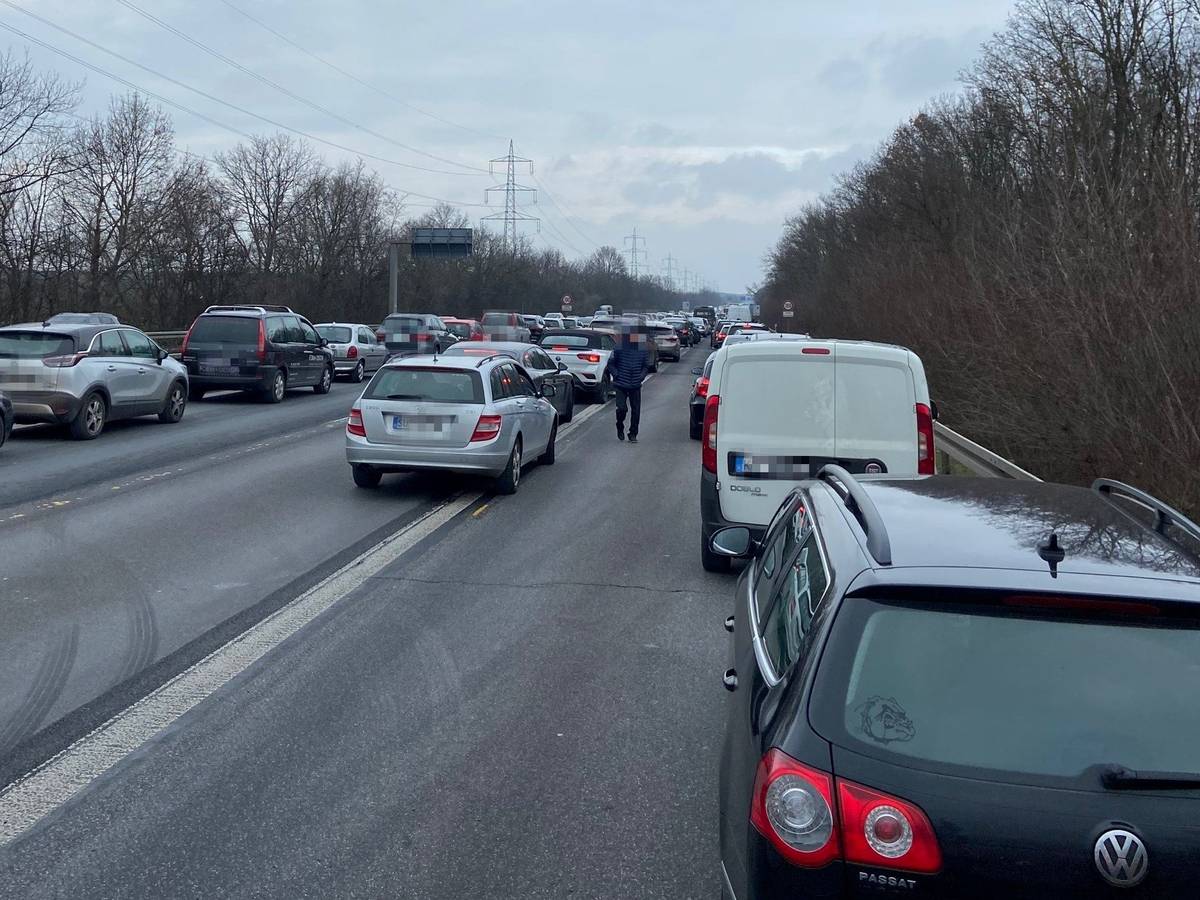 Autos stehen im Stau.