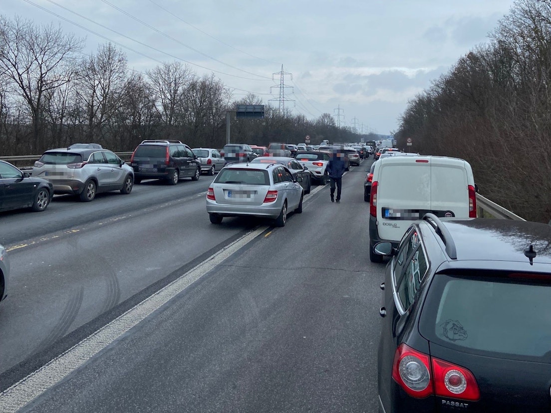 Autos stehen im Stau.