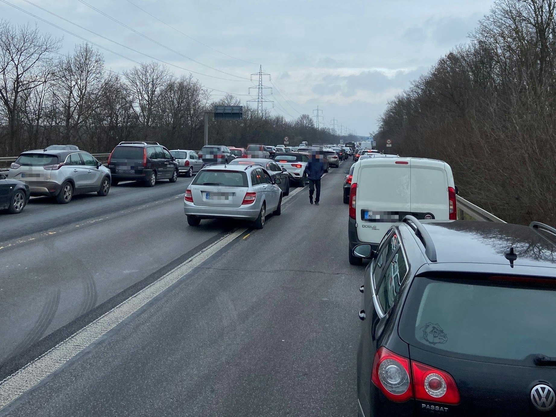 Autos stehen im Stau.
