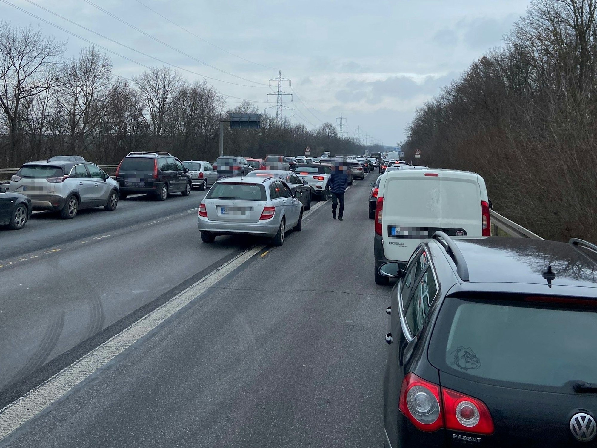 Autos stehen im Stau.