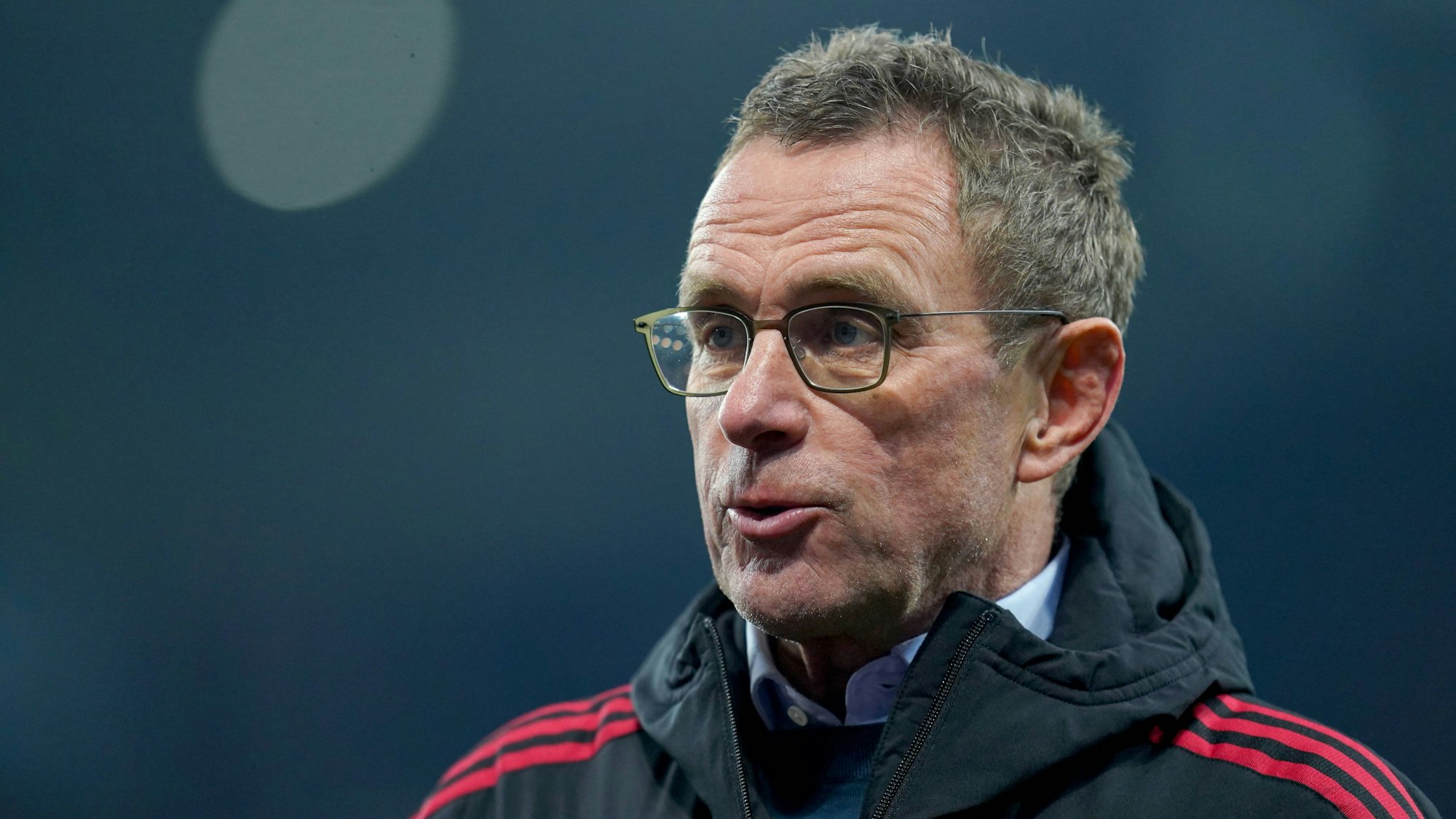 Ralf Rangnick spitzt den Mund.