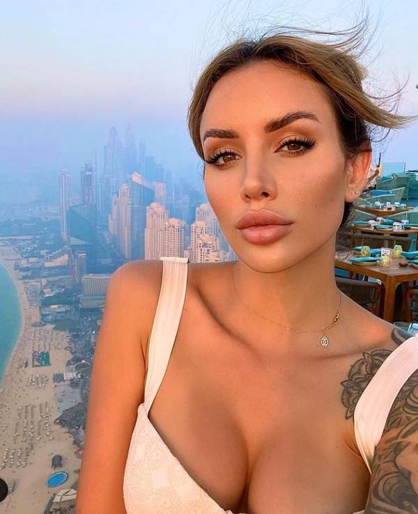 Vanessa Sierra posiert für ein Selfie