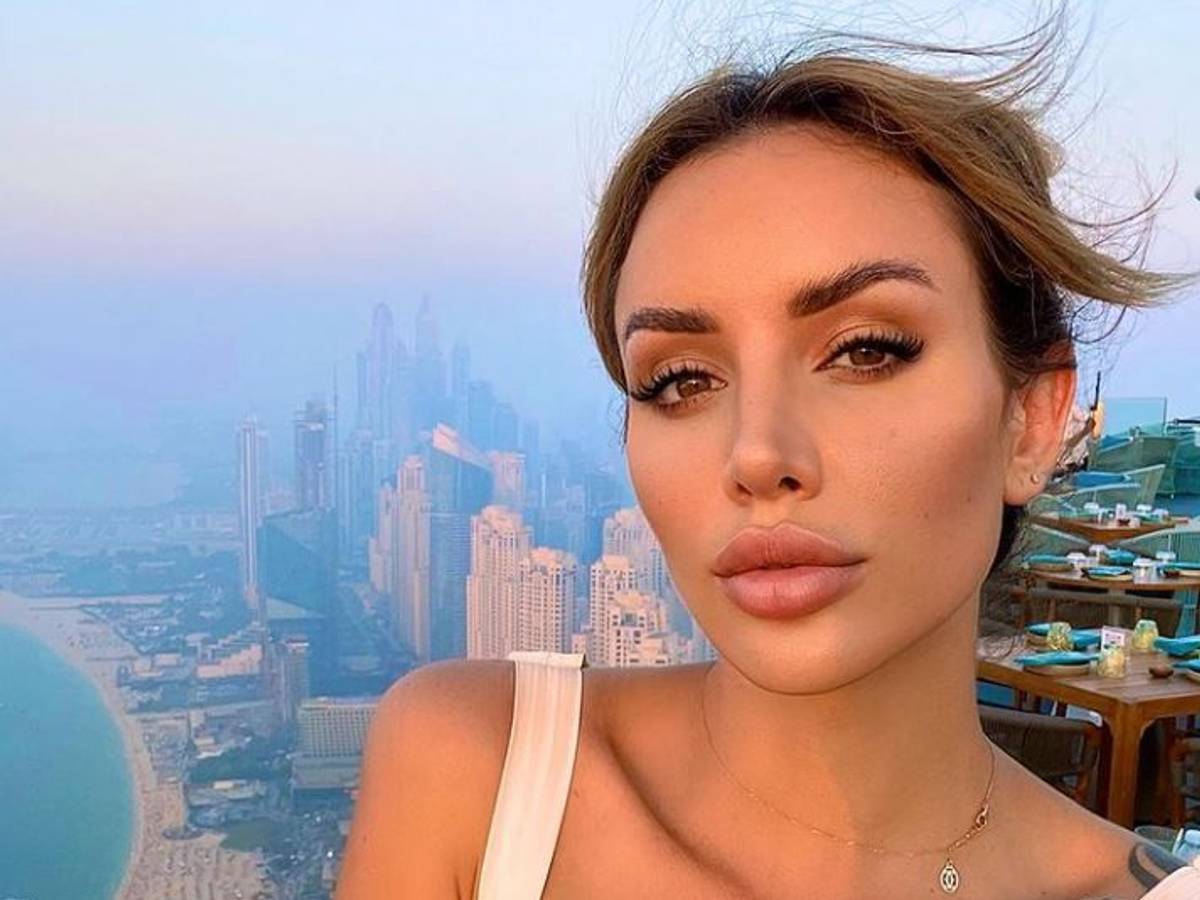 Vanessa Sierra posiert für ein Selfie