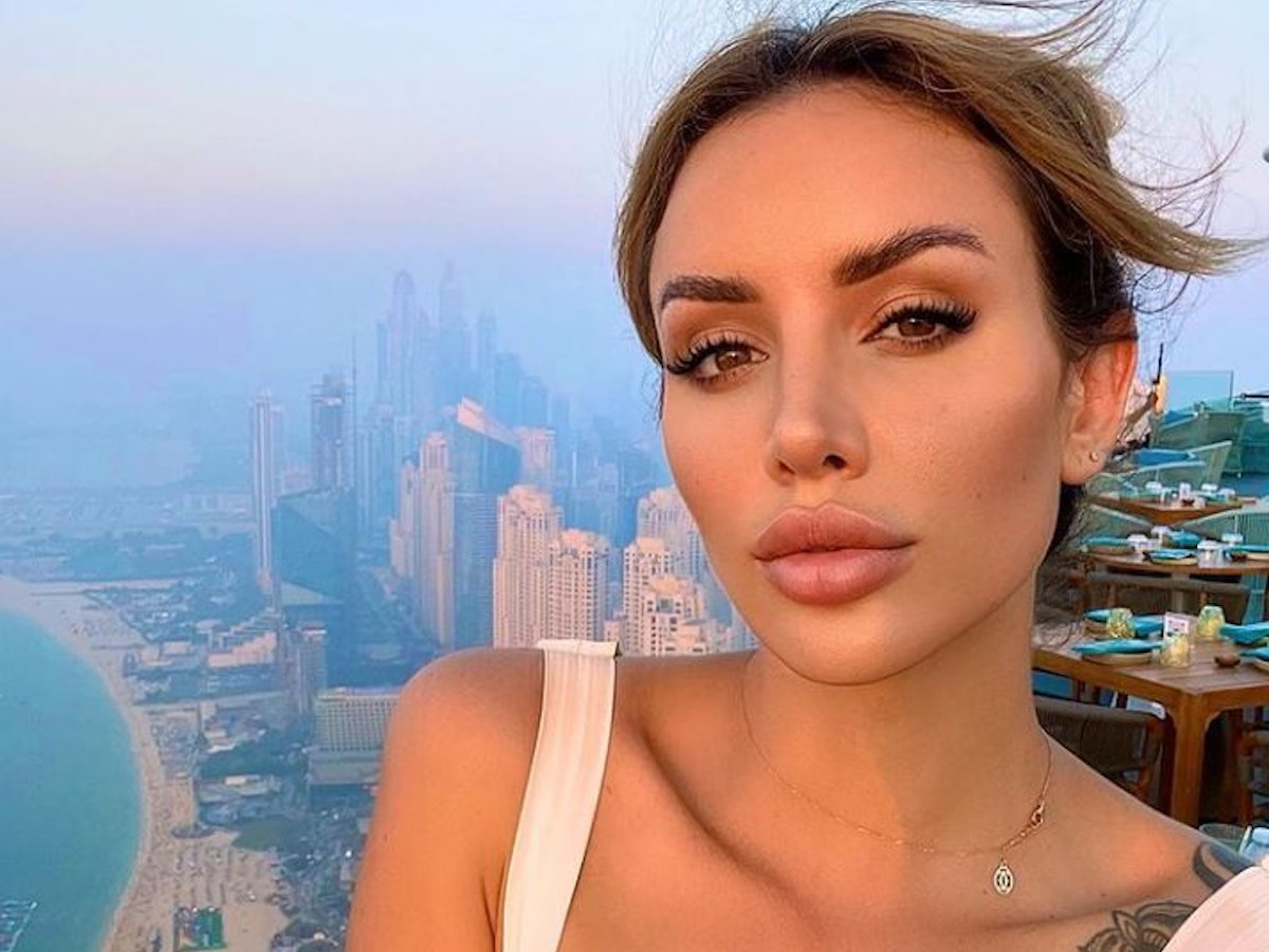 Vanessa Sierra posiert für ein Selfie