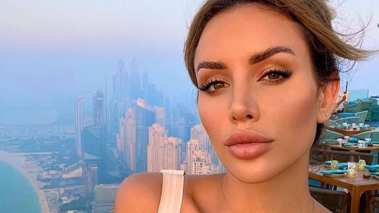 Vanessa Sierra posiert für ein Selfie