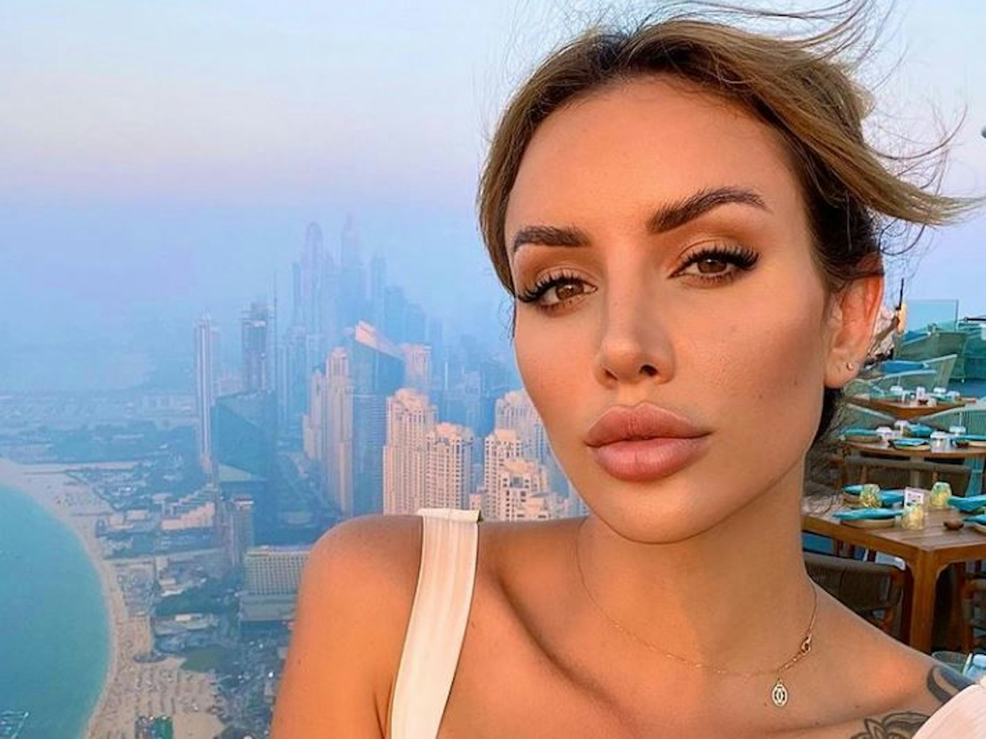 Vanessa Sierra posiert für ein Selfie