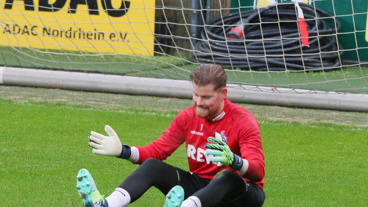 Timo Horn ärgert sich im Training des 1. FC Köln.