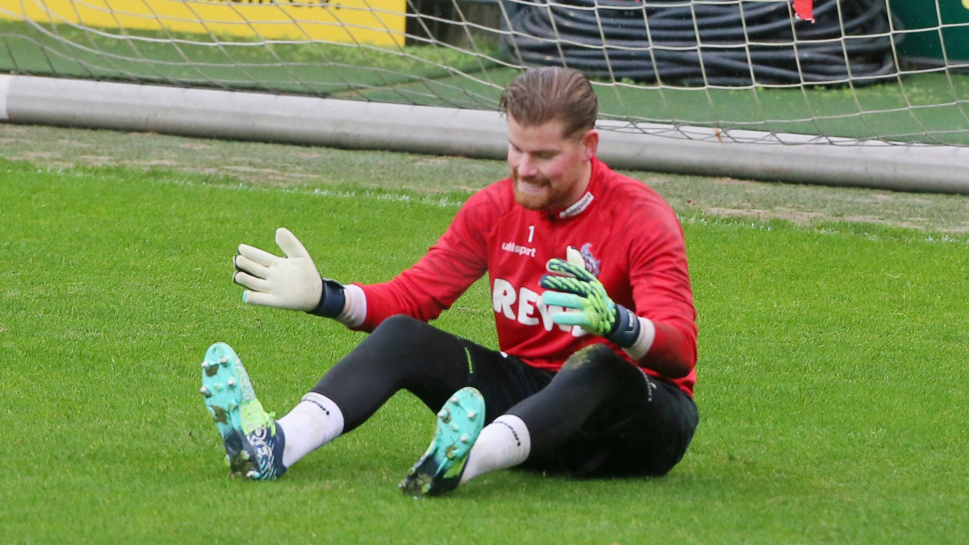 Timo Horn ärgert sich im Training des 1. FC Köln.