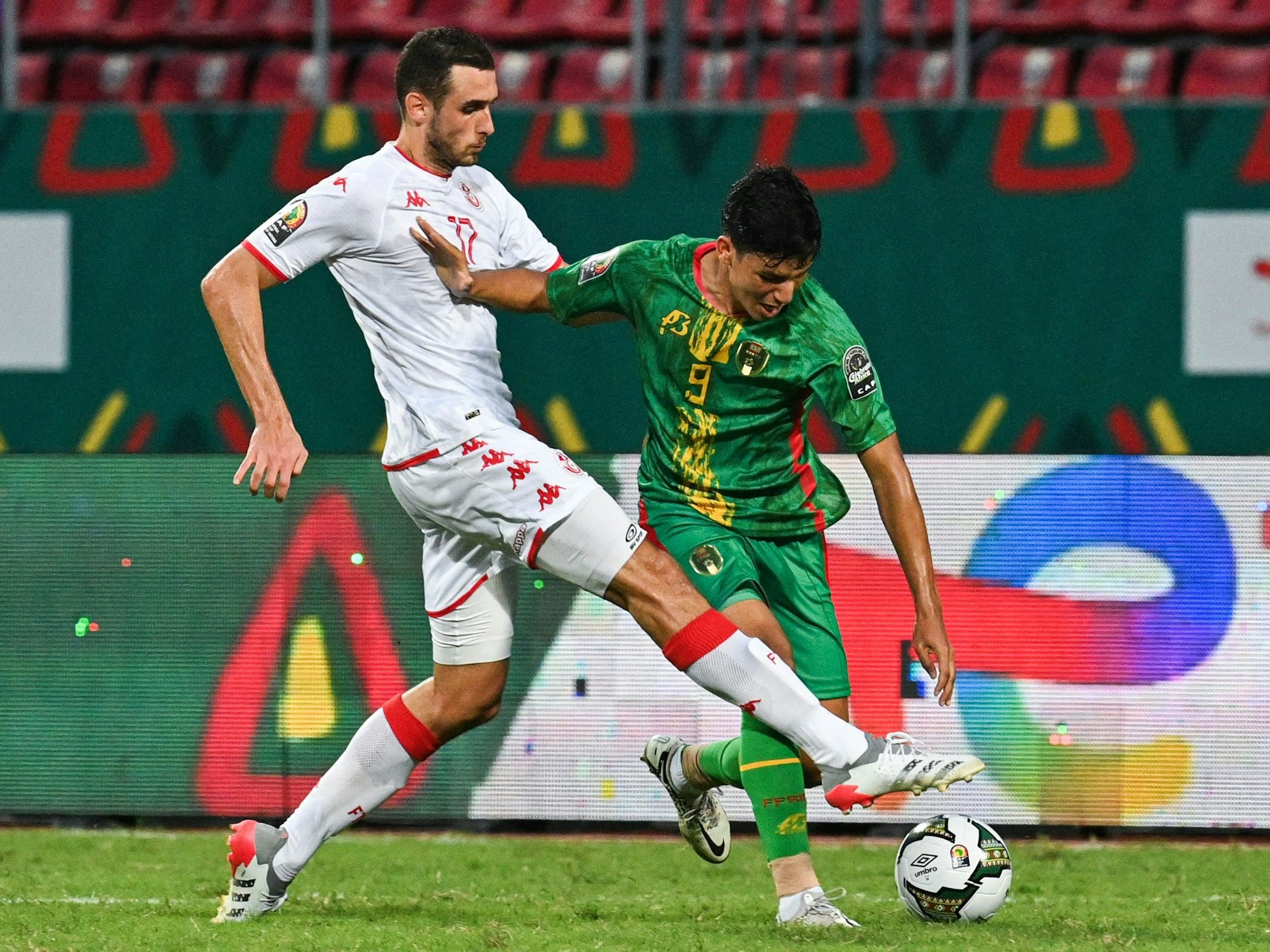 Ellyes Skhiri im Zweikampf mit Hemeya Tanjy