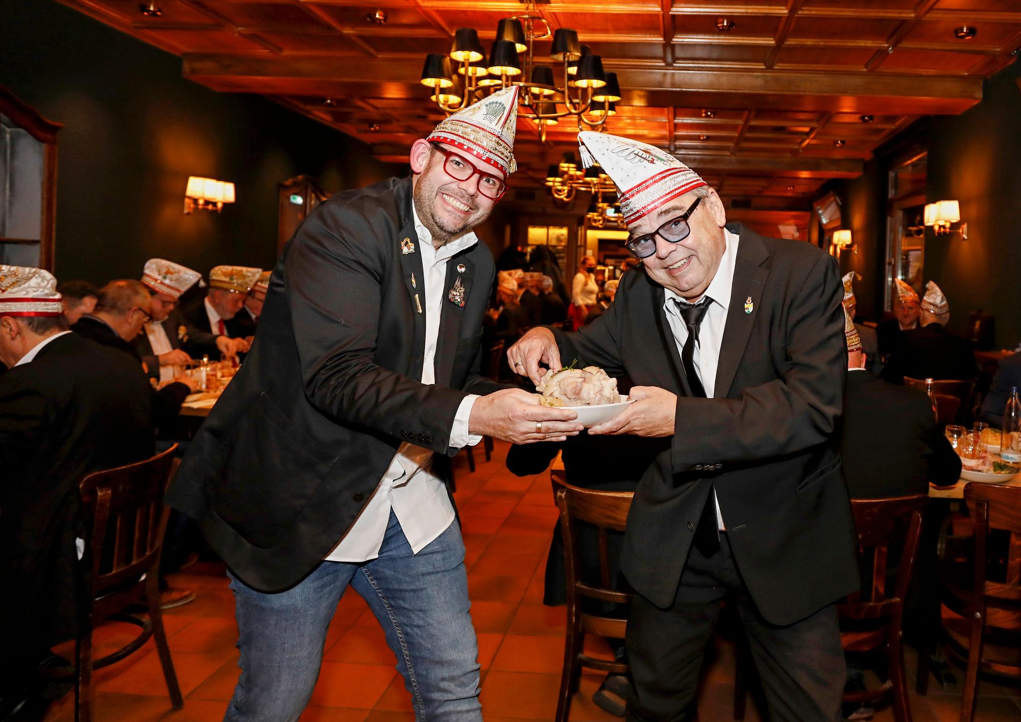 Andreas Bulich (l.) und Micky brühl am Freitag (16. Januar) bim Haus Unkelbach