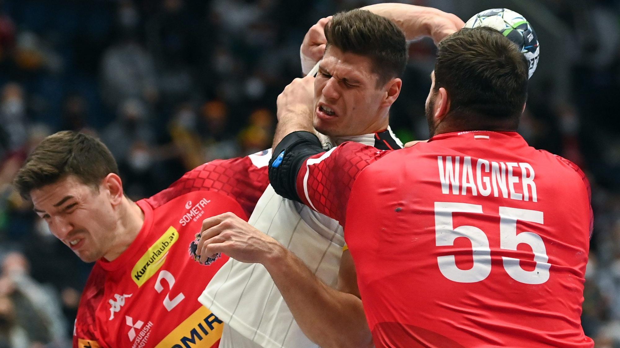 Deutschlands Sebastian Heymann (M) versucht sich gegen Österreichs Tobias Wagner (r) durchzusetzen.