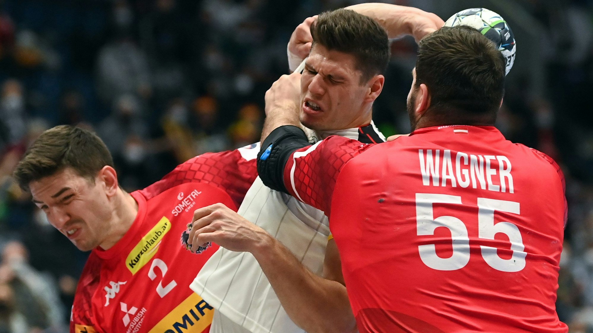 Deutschlands Sebastian Heymann (M) versucht sich gegen Österreichs Tobias Wagner (r) durchzusetzen.