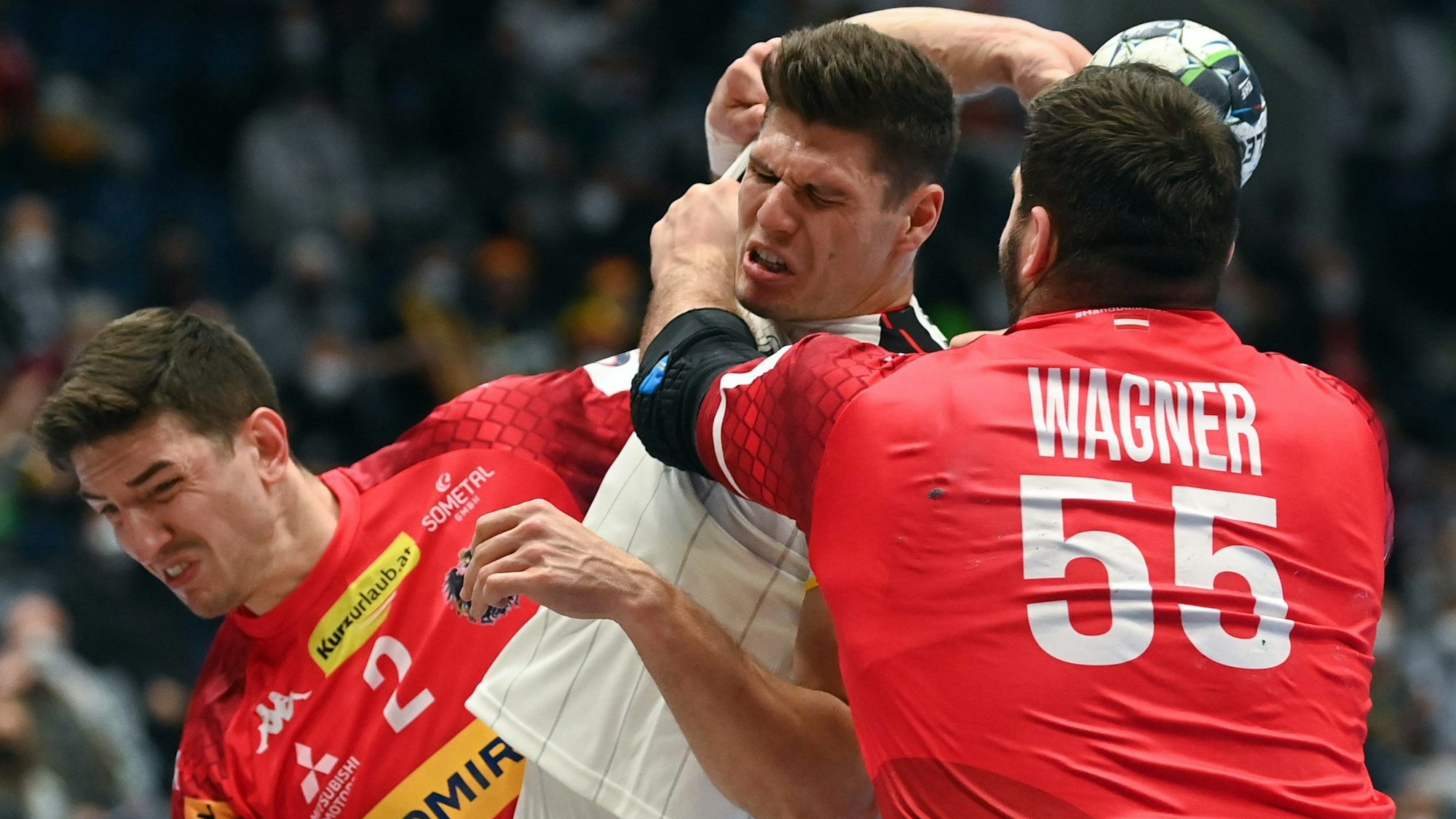 Deutschlands Sebastian Heymann (M) versucht sich gegen Österreichs Tobias Wagner (r) durchzusetzen.