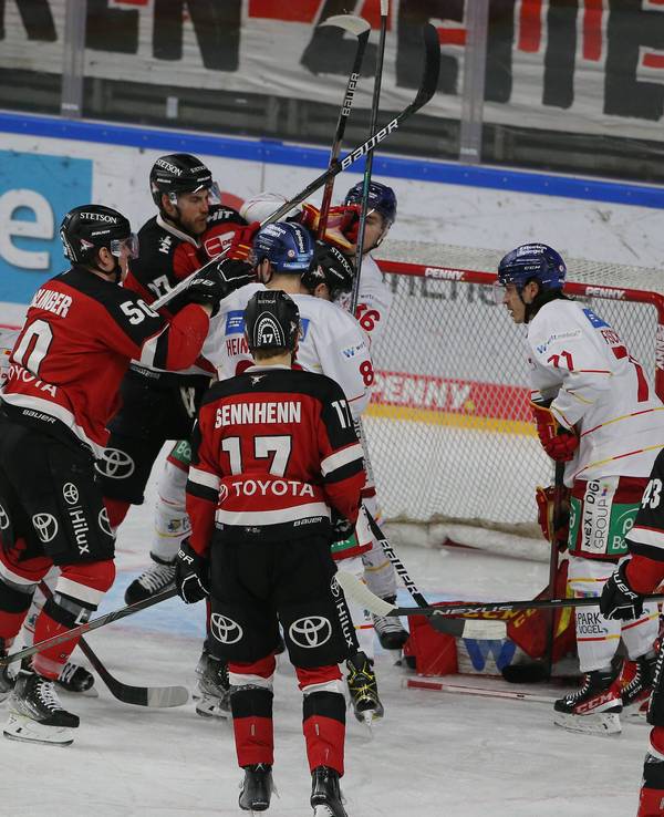 Rangelei vor dem Düsseldorfer Tor beim Spiel bei den Kölner Haien.