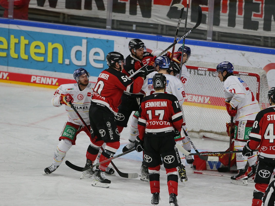 Rangelei vor dem Düsseldorfer Tor beim Spiel bei den Kölner Haien.