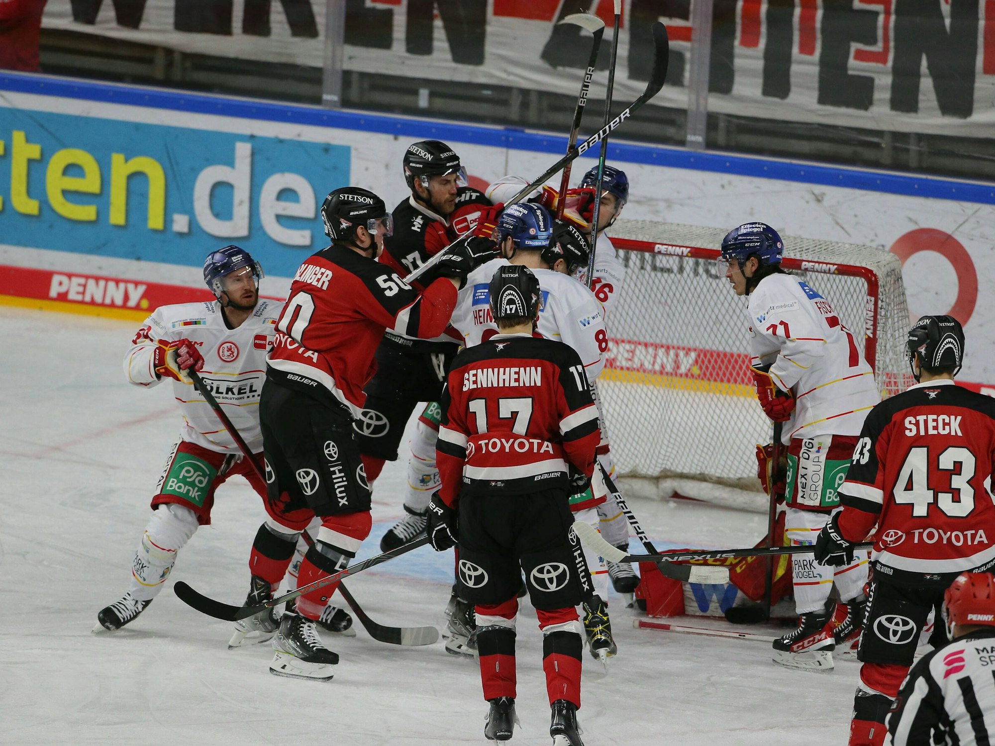 Rangelei vor dem Düsseldorfer Tor beim Spiel bei den Kölner Haien.
