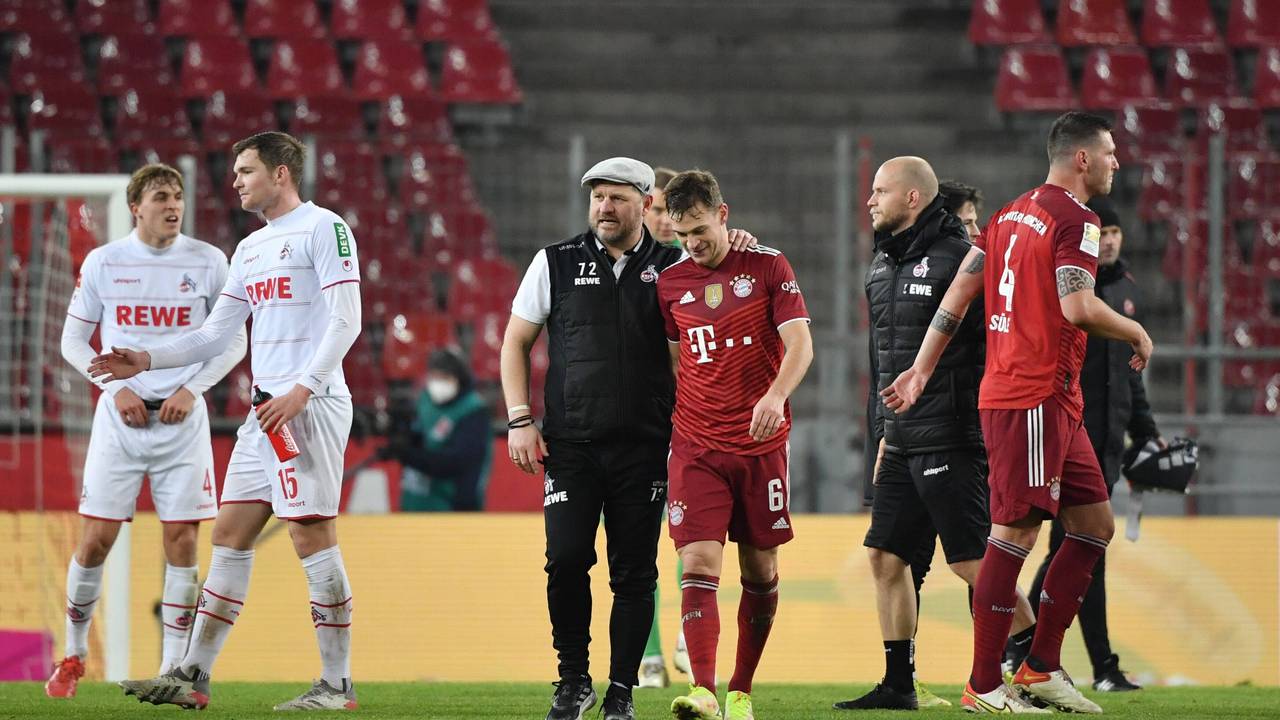 Steffen Baumgart spricht mit Joshua Kimmich.