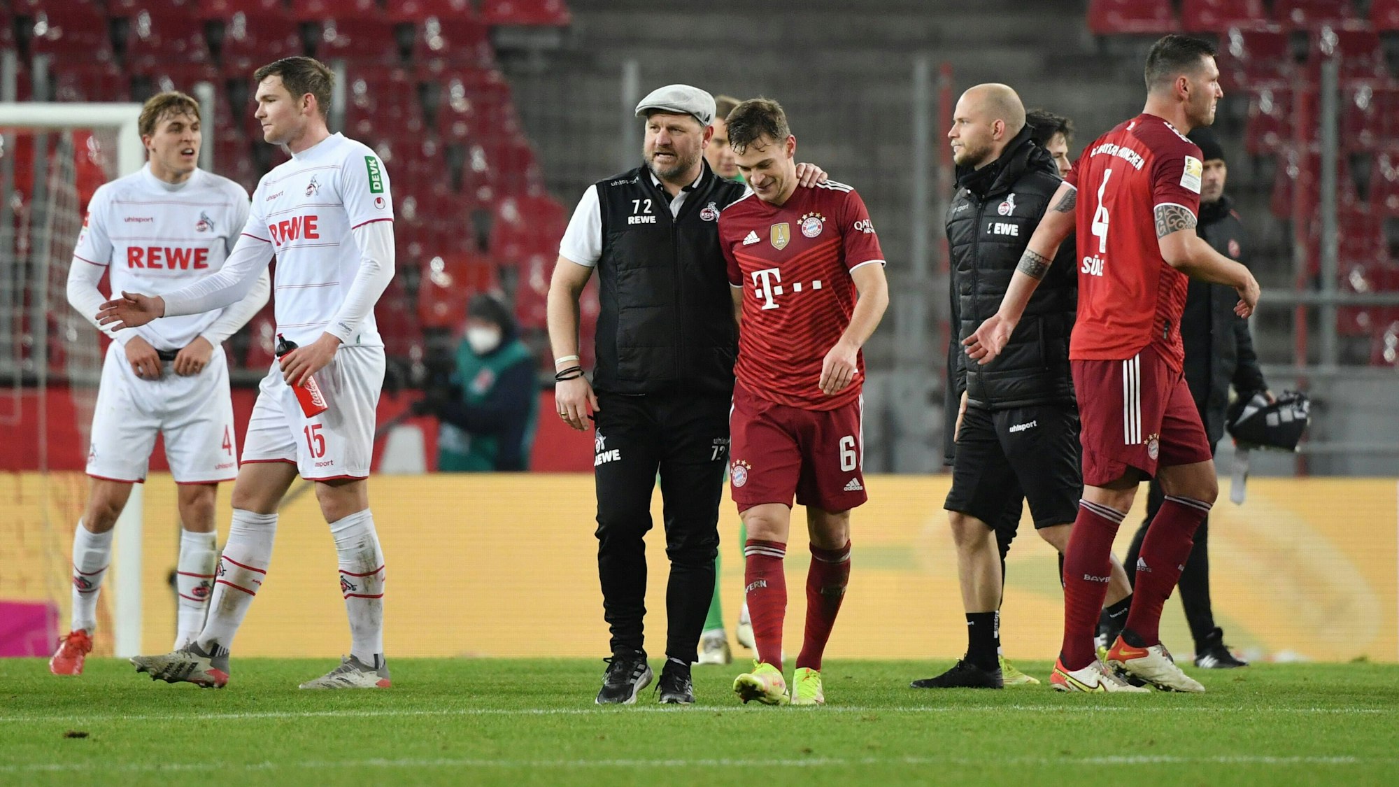 Steffen Baumgart spricht mit Joshua Kimmich.