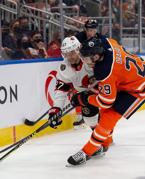Leon Draisaitl hat den Puck am Schläger, Dylan Gambrell ist direkt hinter ihm.