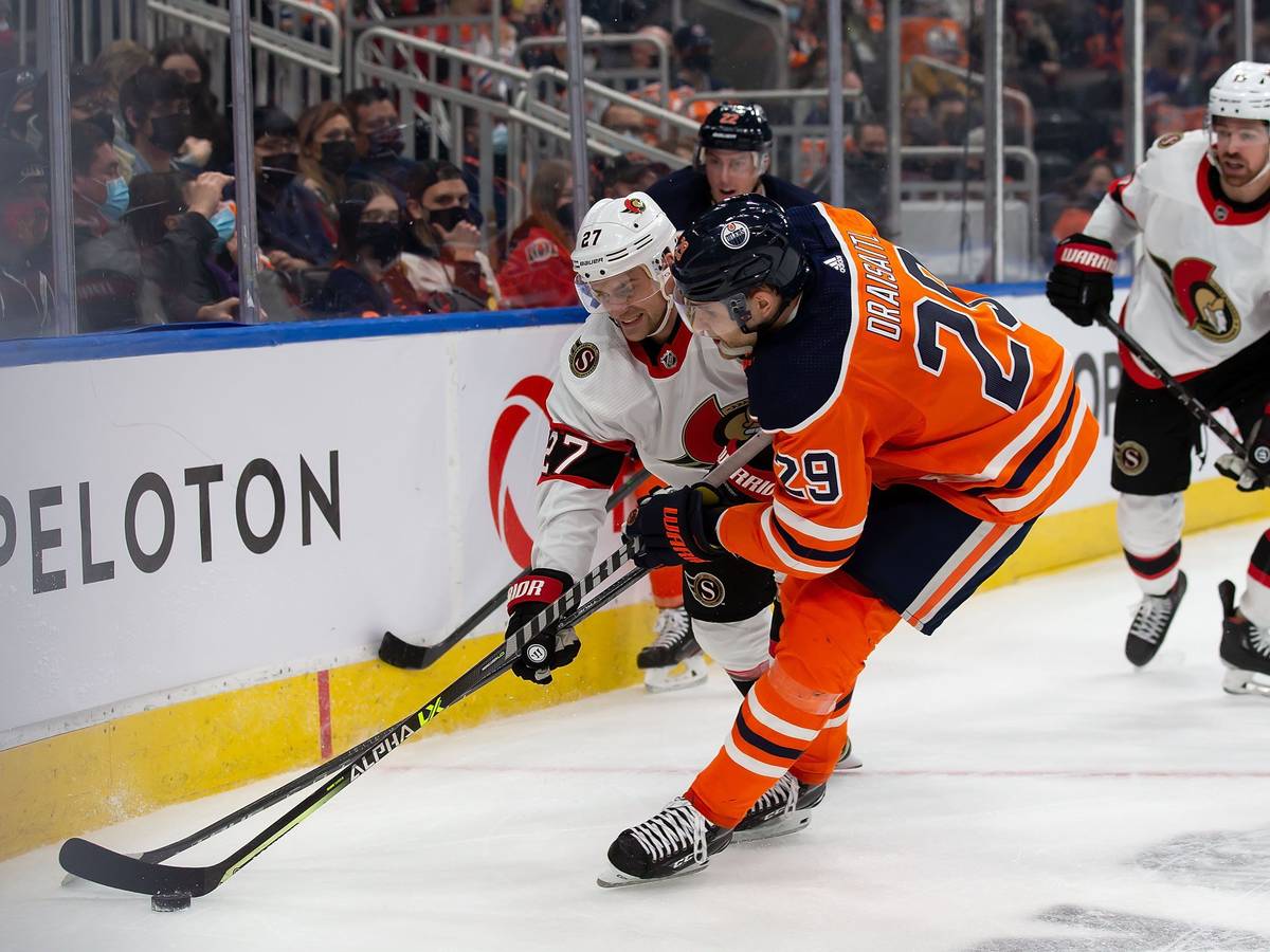 Leon Draisaitl hat den Puck am Schläger, Dylan Gambrell ist direkt hinter ihm.