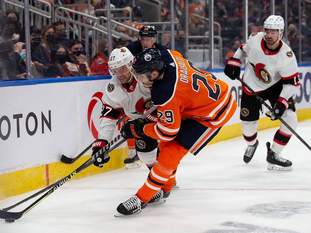 Leon Draisaitl hat den Puck am Schläger, Dylan Gambrell ist direkt hinter ihm.