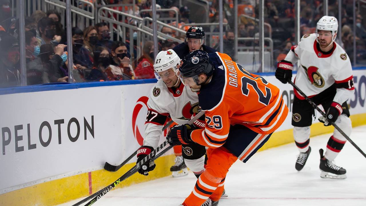 Leon Draisaitl hat den Puck am Schläger, Dylan Gambrell ist direkt hinter ihm.