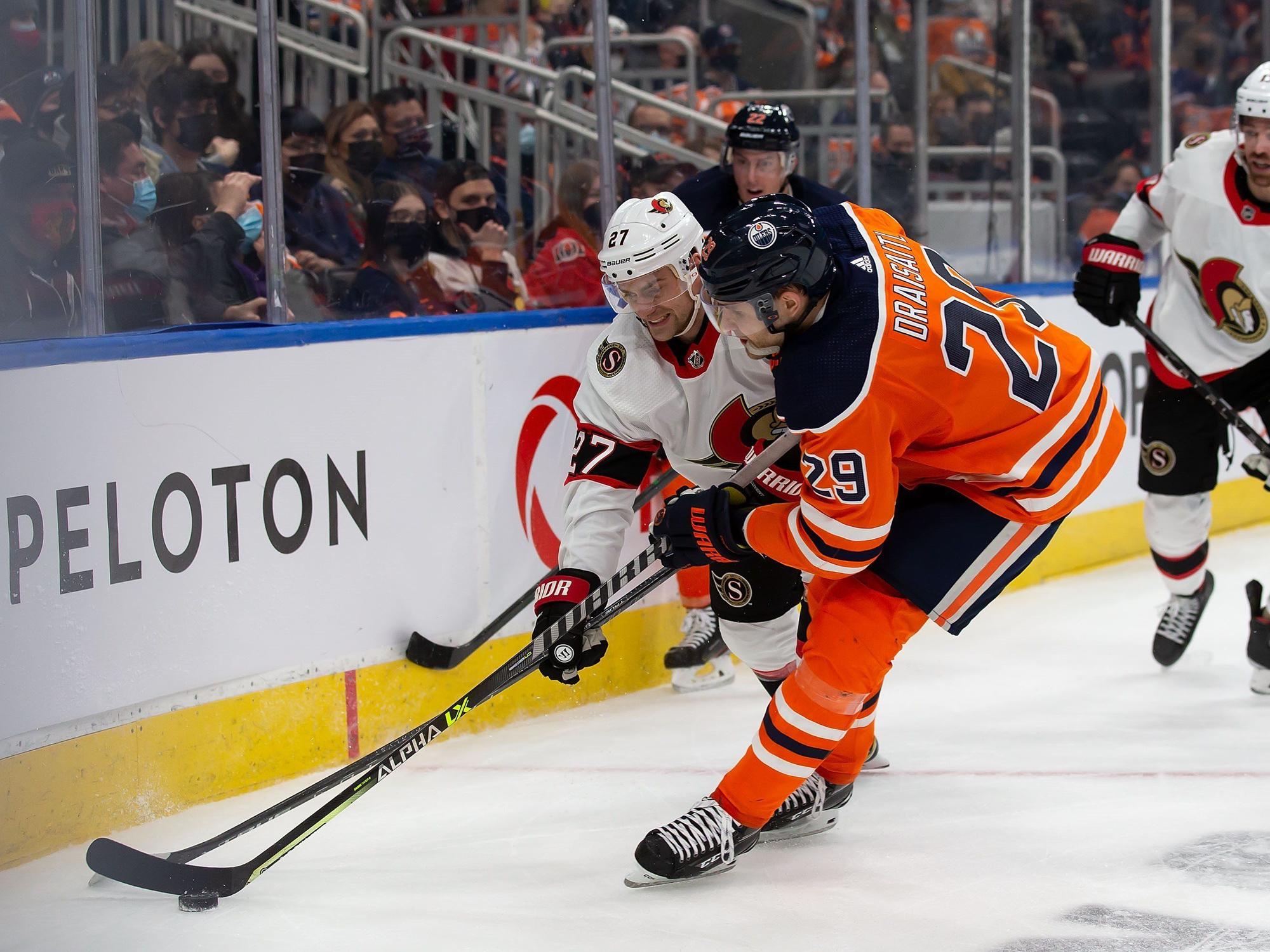 Leon Draisaitl hat den Puck am Schläger, Dylan Gambrell ist direkt hinter ihm.
