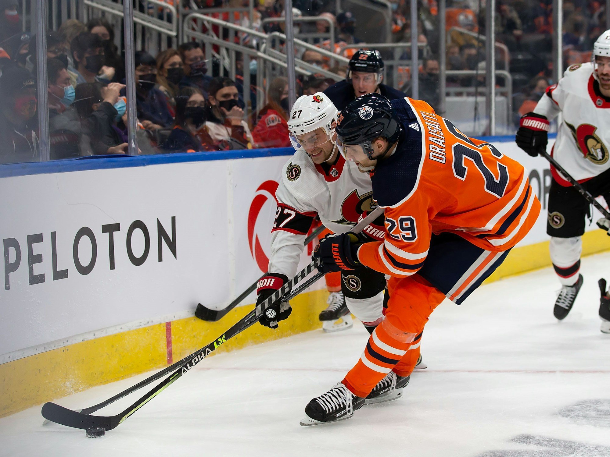 Leon Draisaitl hat den Puck am Schläger, Dylan Gambrell ist direkt hinter ihm.