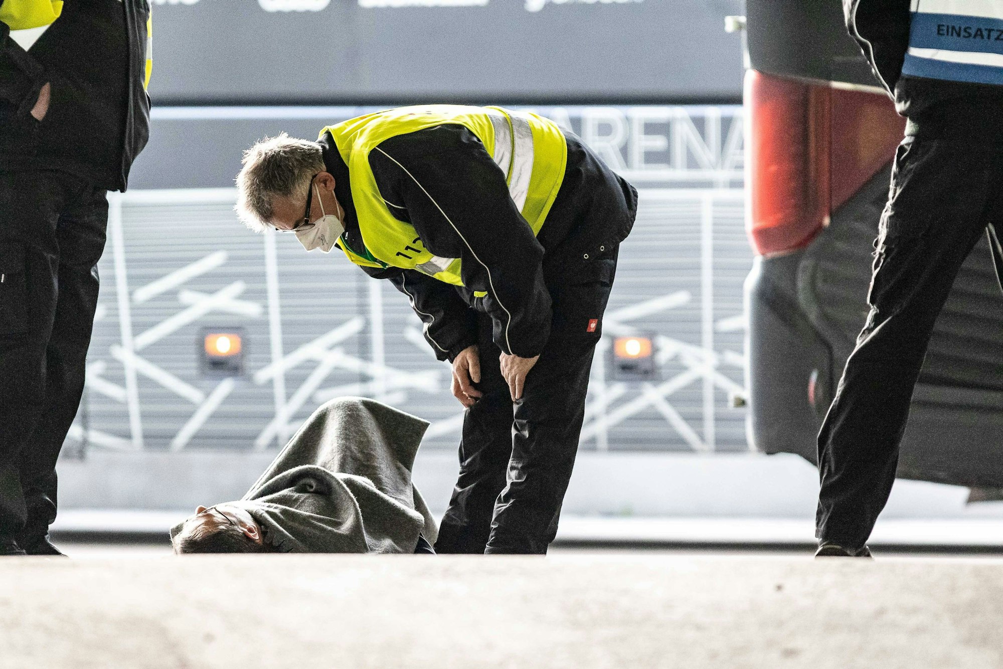 Ein Busfahrer vom FCA ist von einem Securitymann mit Kopfstoß bei einem Streit niedergeschlagen worden