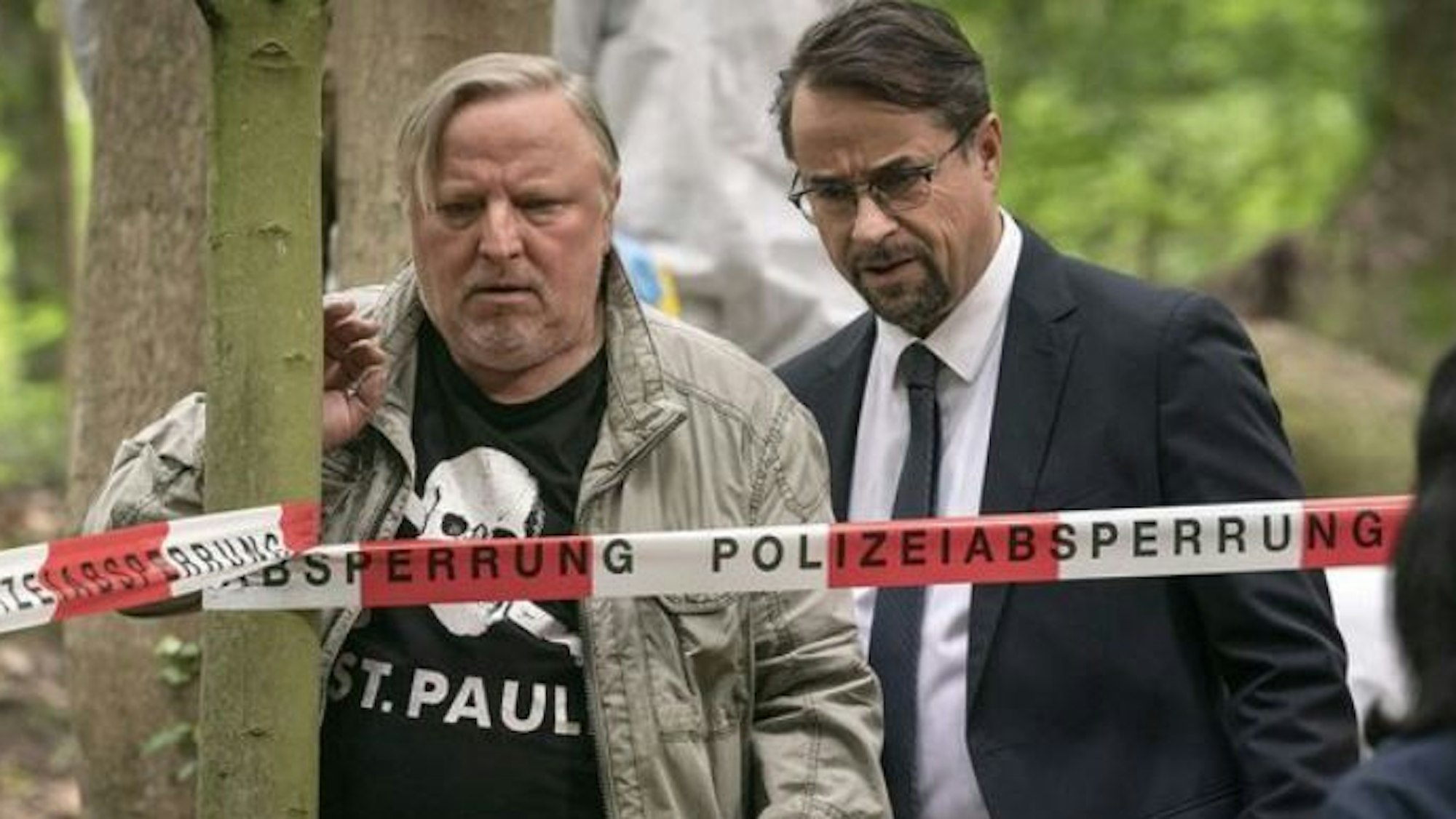 Tatort - Des Teufels langer Atem: Kommissar Thiel (Axel Prahl, links) und Professor Boerne (Jan Josef Liefers) treffen an einem Tatort ein, zu dem sie keiner gerufen hat.
© WDR / Molina Film / Thomas Kost
