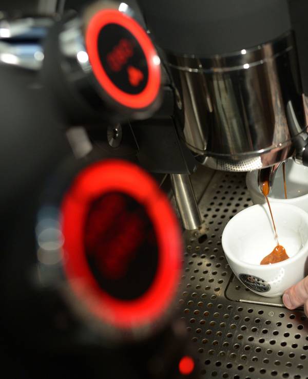 Die Stiftung Warentest hat Kaffeebohnen für Vollautomaten getestet. Unser Symbolfoto wurde währen der Spezialitätenkaffeemesse „Kaffeecampus“ 2014 in Berlin aufgenommen.