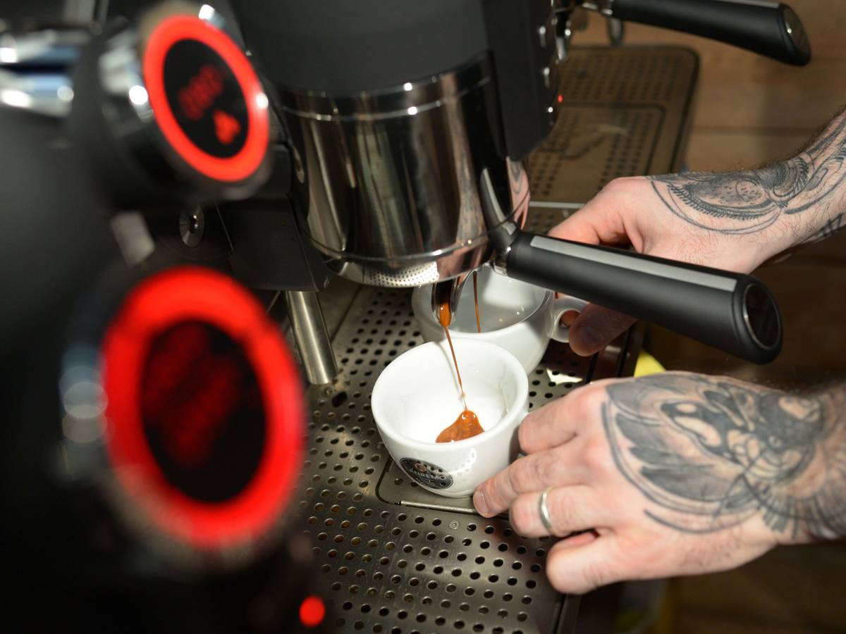 Die Stiftung Warentest hat Kaffeebohnen für Vollautomaten getestet. Unser Symbolfoto wurde währen der Spezialitätenkaffeemesse „Kaffeecampus“ 2014 in Berlin aufgenommen.