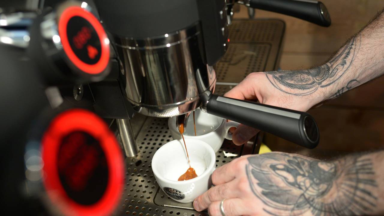 Die Stiftung Warentest hat Kaffeebohnen für Vollautomaten getestet. Unser Symbolfoto wurde währen der Spezialitätenkaffeemesse „Kaffeecampus“ 2014 in Berlin aufgenommen.