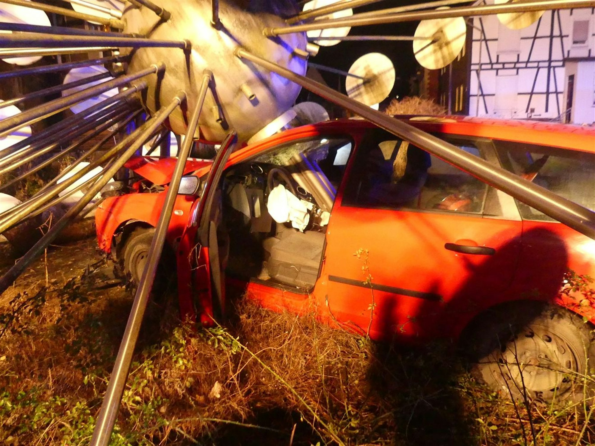 Ein beschädigtes Auto nach einem Verkehrsunfall