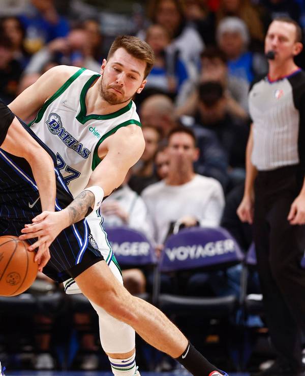 Franz Wagner hat den Ball an der Hand, Luka Doncic schlägt mit der Hand nach dem Ball.