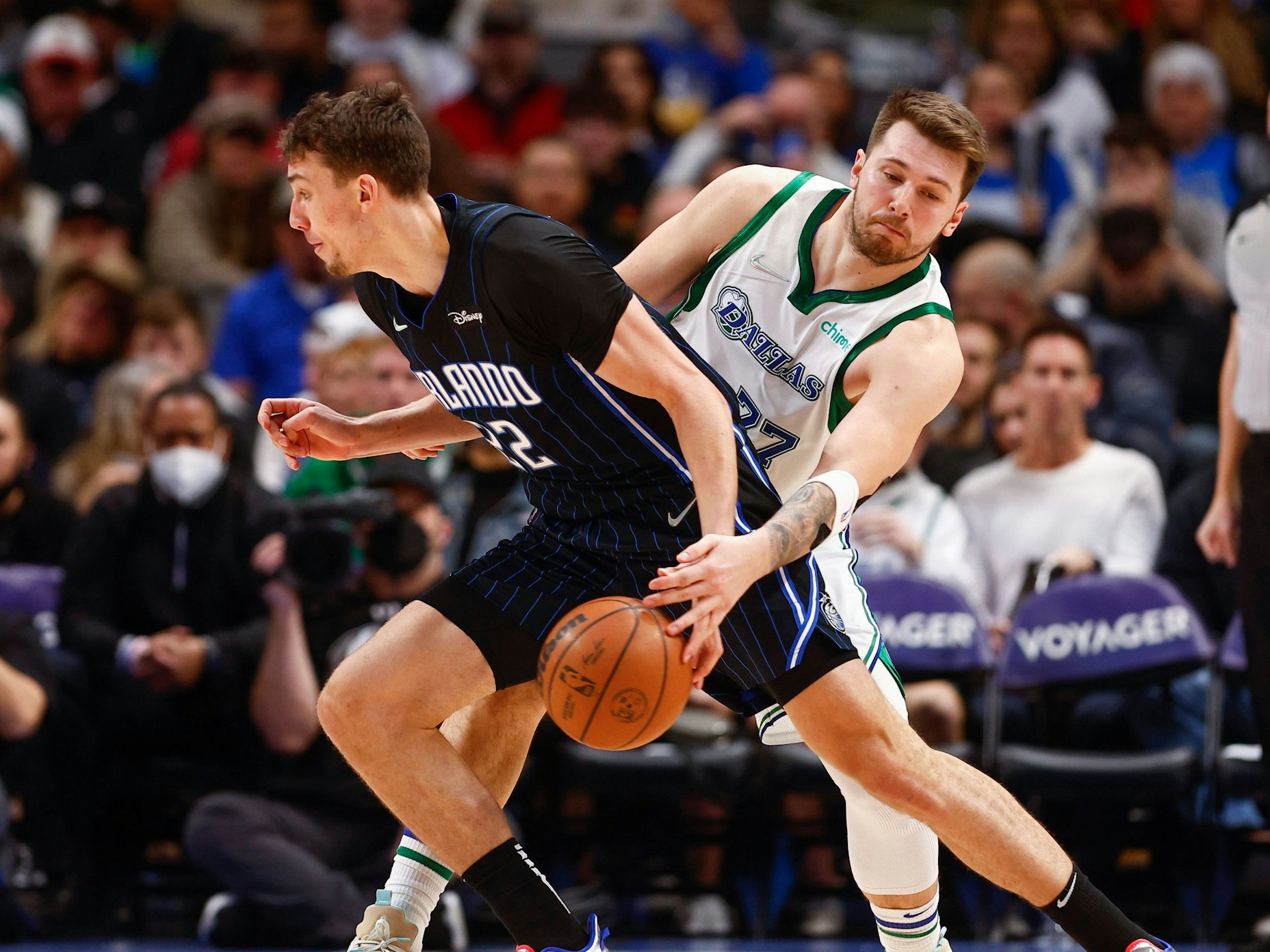 Franz Wagner hat den Ball an der Hand, Luka Doncic schlägt mit der Hand nach dem Ball.