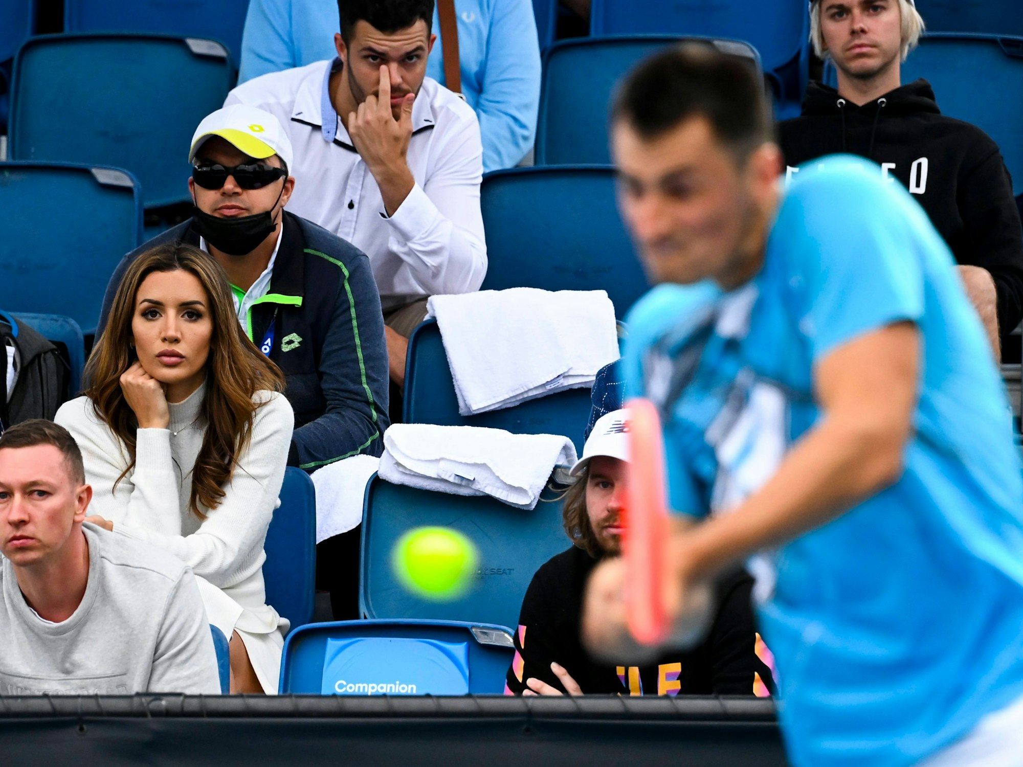 Vanessa Sierra schaut ihrem Ex Bernard Tomic zu.