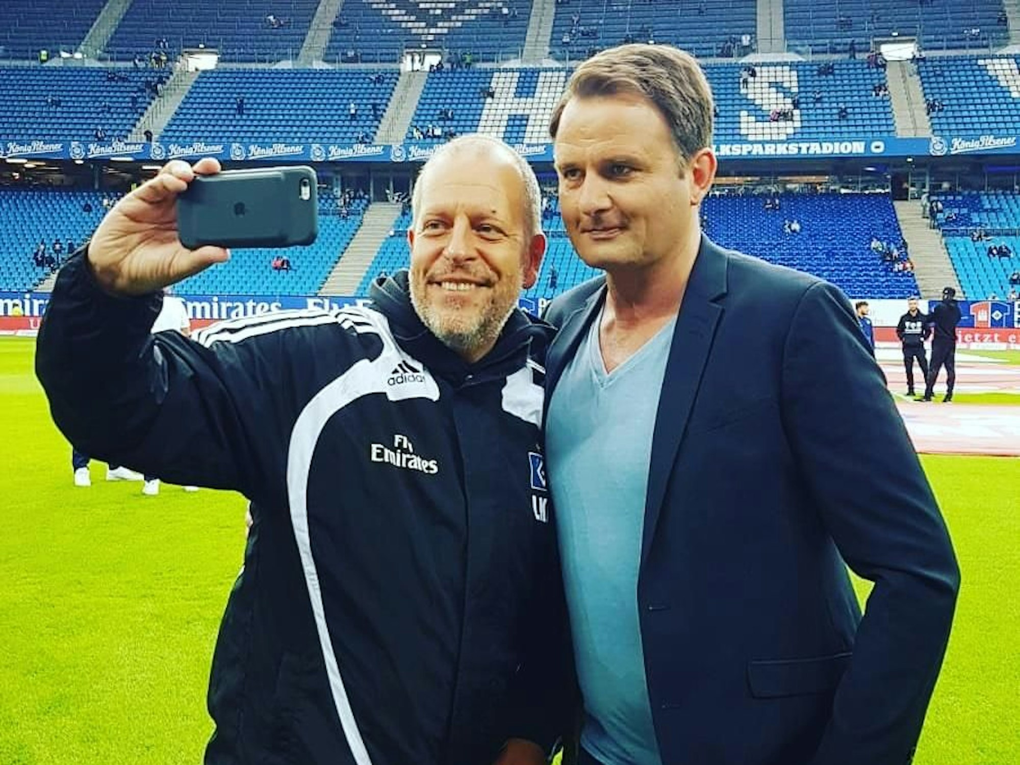 Thomas Wagner und Lotto King Karl vor einem Spiel des Hamburger SV.