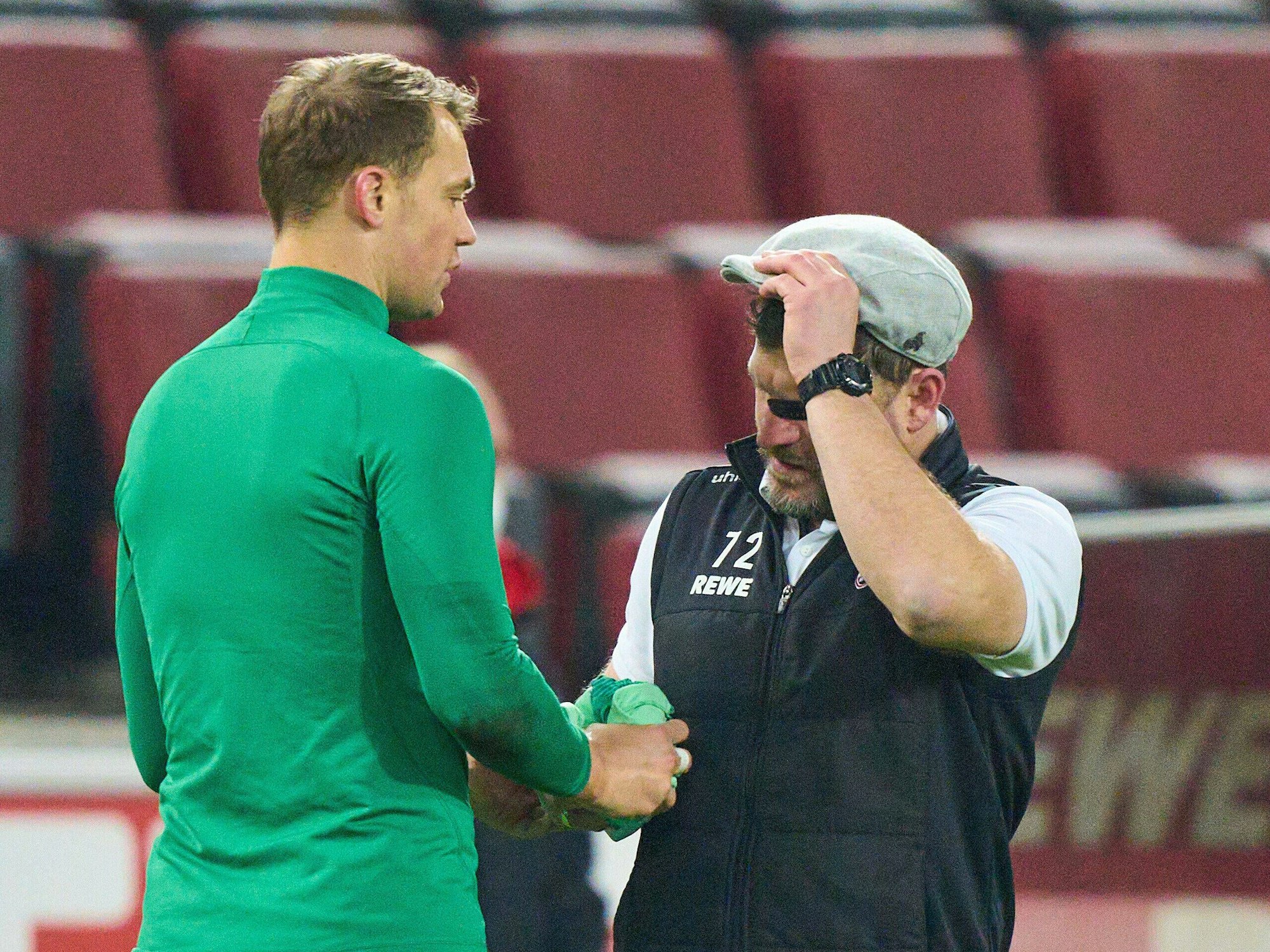 Steffen Baumgart und Manuel Neuer nach dem Spiel 1. FC Köln gegen Bayern München