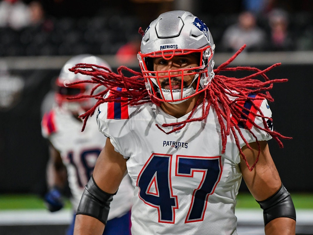 Jakob Johnson steht in voller Football-Monur auf dem Feld.