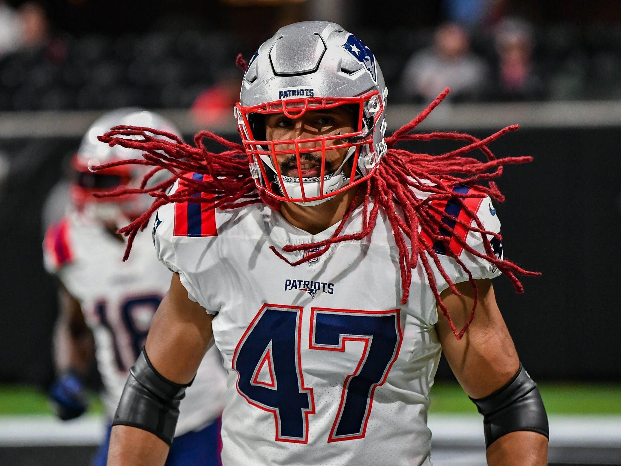 Jakob Johnson steht in voller Football-Monur auf dem Feld.