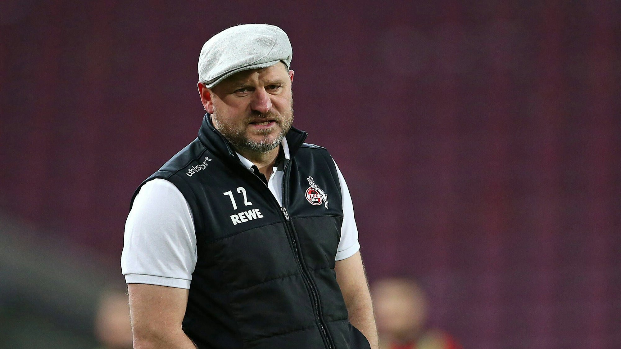 Steffen Baumgart steht an der Seitenlinie.