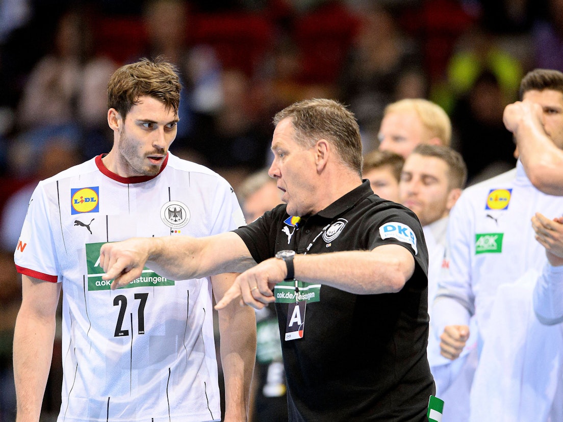 Alfred Gislason gibt Hendrik Wagner Anweisungen.