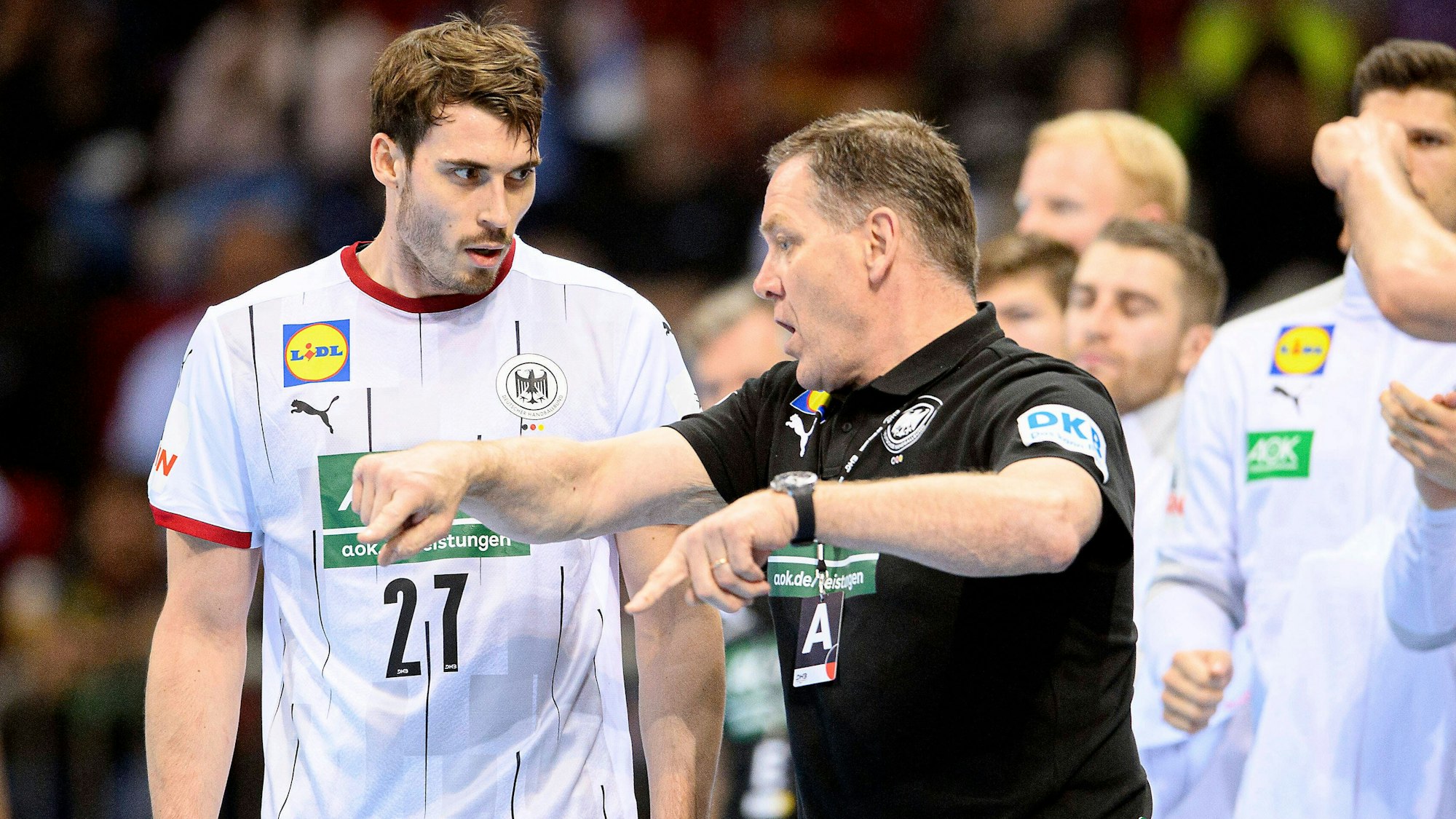 Alfred Gislason gibt Hendrik Wagner Anweisungen.