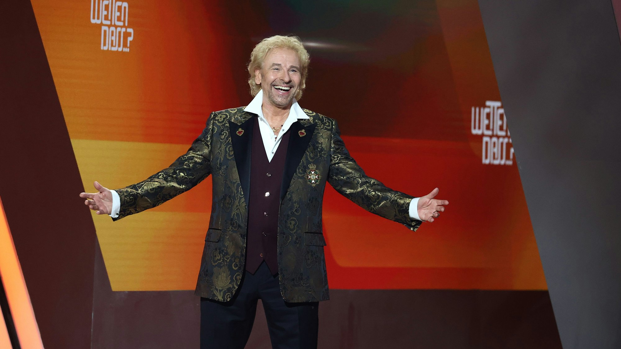 Thomas Gottschalk kommt zu Beginn der Jubiläumsshow "Wetten, dass..?" auf die Bühne. Vor 40 Jahren wurde die Sendung zum ersten Mal ausgestrahlt.