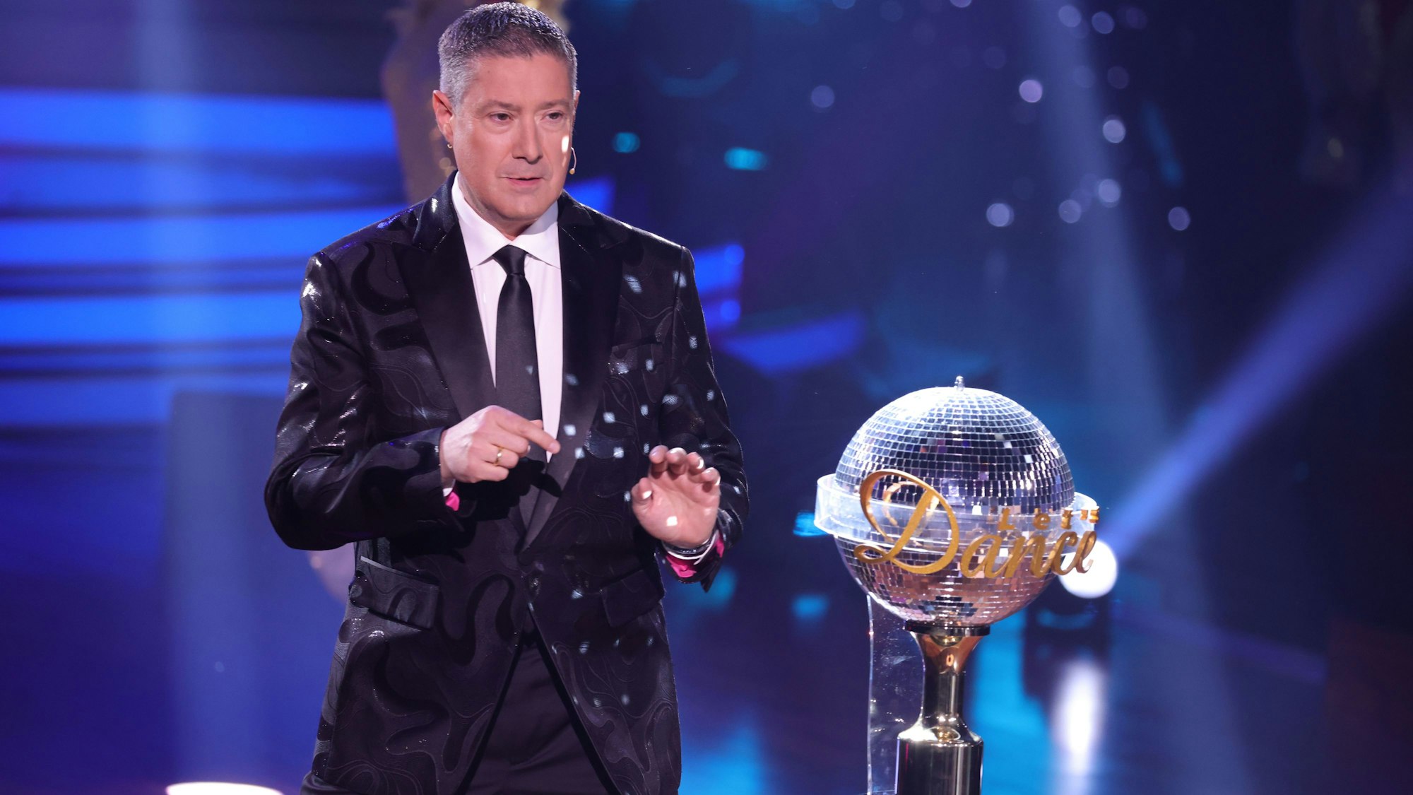 Joachim Llambi steht auf der Bühne.