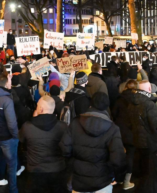 Die Impfgegner passieren die Gegendemo auf dem Neumarkt.
